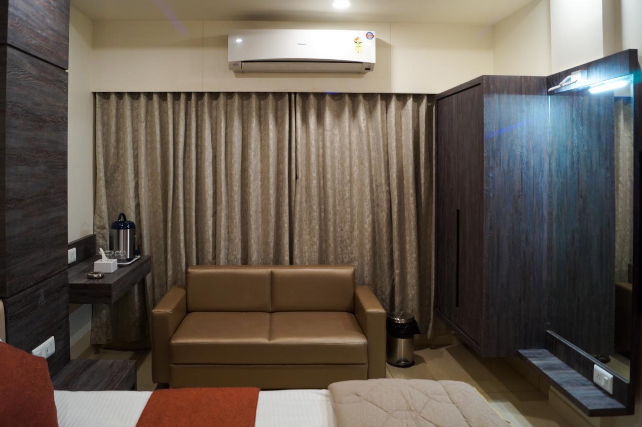 Hotel Midtown Vadodara Exterior photo