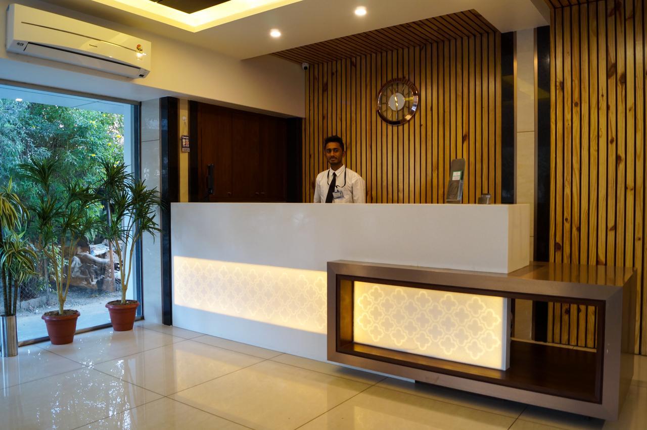 Hotel Midtown Vadodara Exterior photo